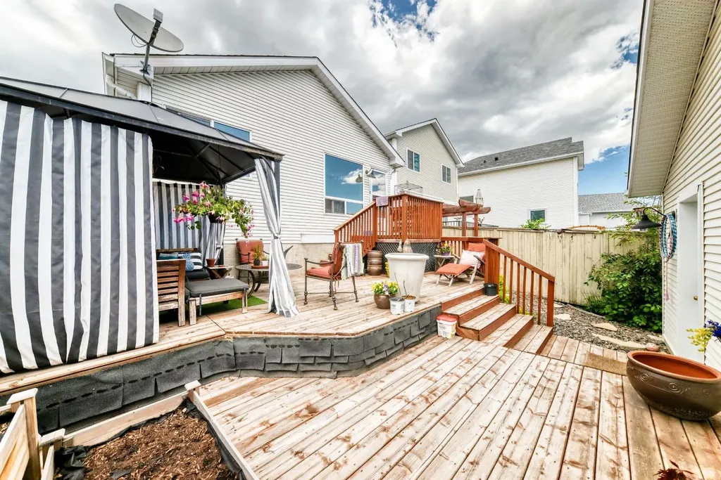 307 Mt Lorette Place SE Calgary AB T2Z 2L8