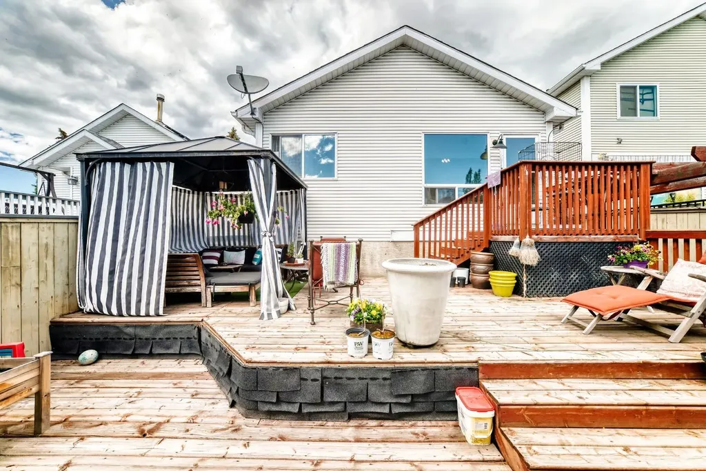 307 Mt Lorette Place SE Calgary AB T2Z 2L8