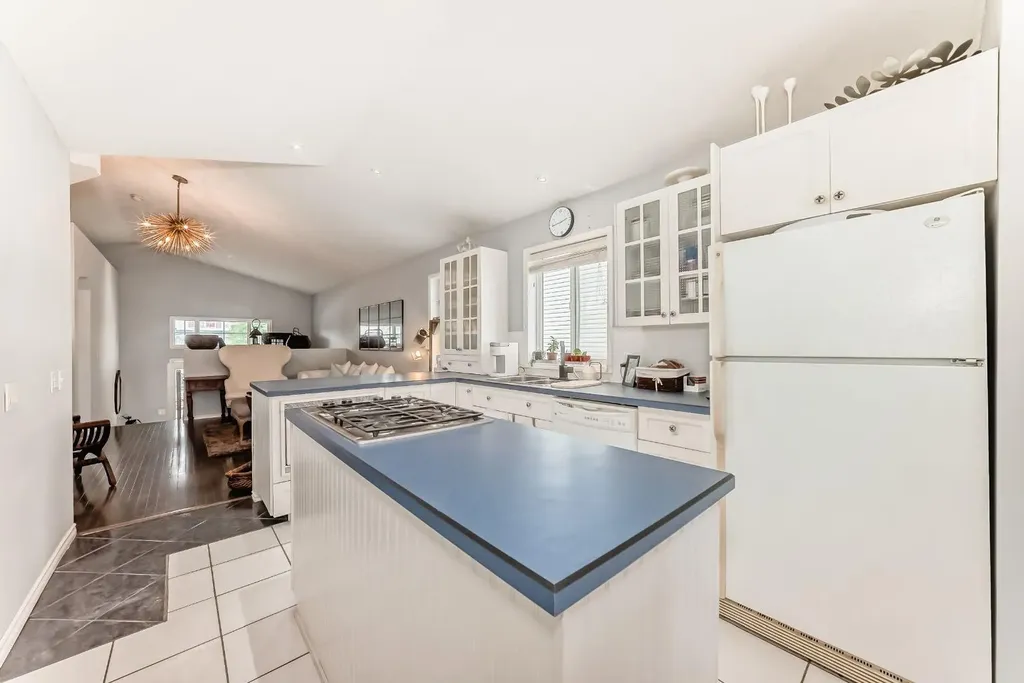 307 Mt Lorette Place SE Calgary AB T2Z 2L8