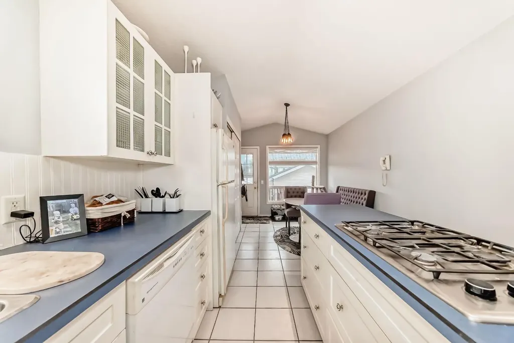 307 Mt Lorette Place SE Calgary AB T2Z 2L8
