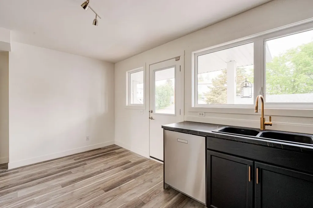 322 Killarney Glen Court SW Calgary AB T3E 7H4