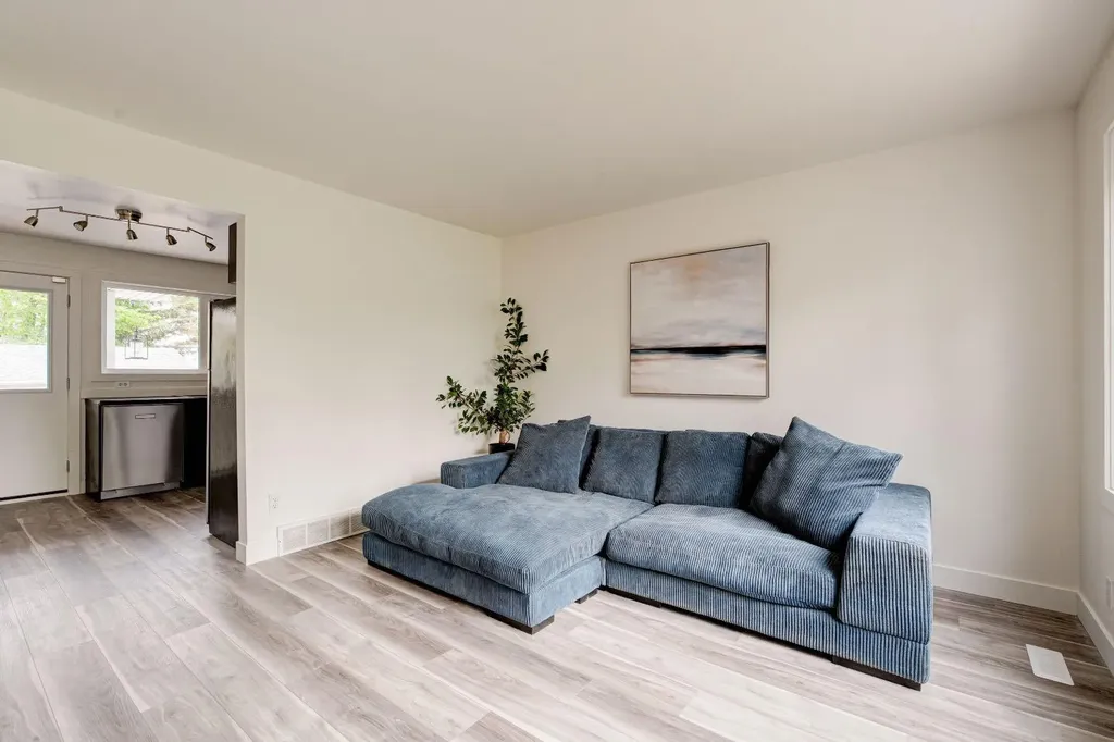 322 Killarney Glen Court SW Calgary AB T3E 7H4