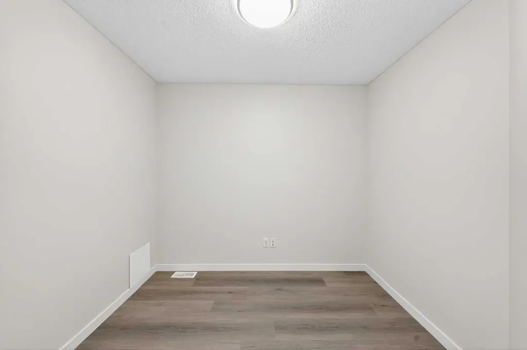 4 Walden Walk SE Calgary AB T2X 0Y4