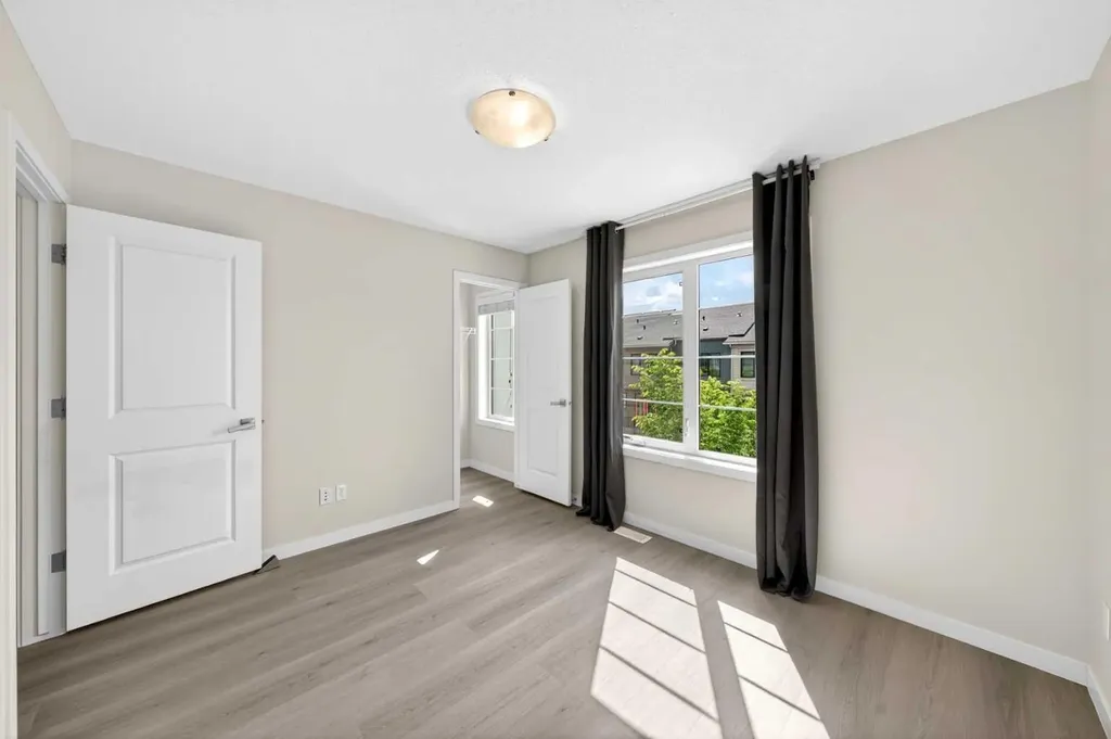 4 Walden Walk SE Calgary AB T2X 0Y4