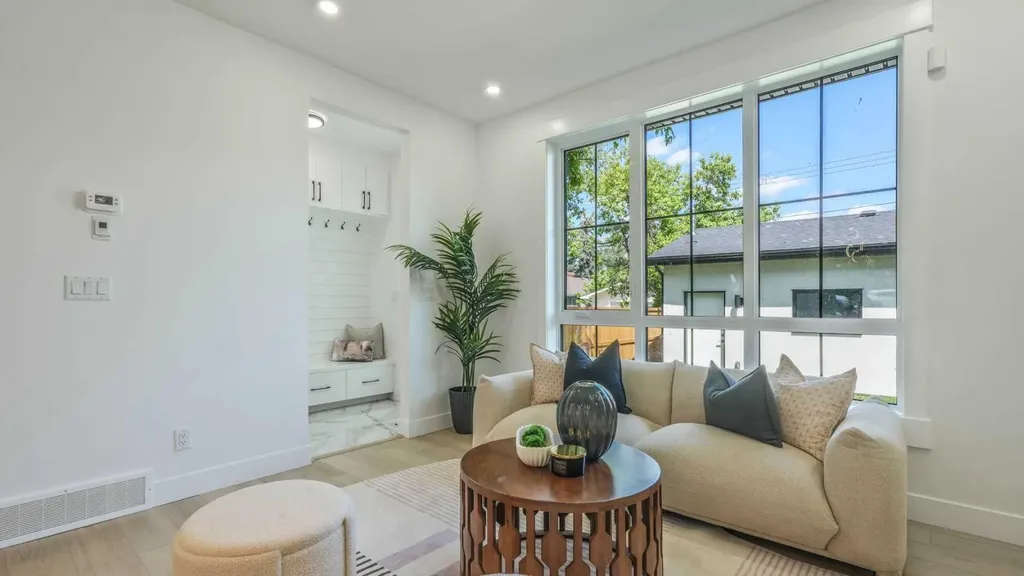 8926 34 Avenue Calgary AB T3B1S2