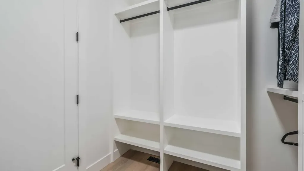 8926 34 Avenue Calgary AB T3B1S2