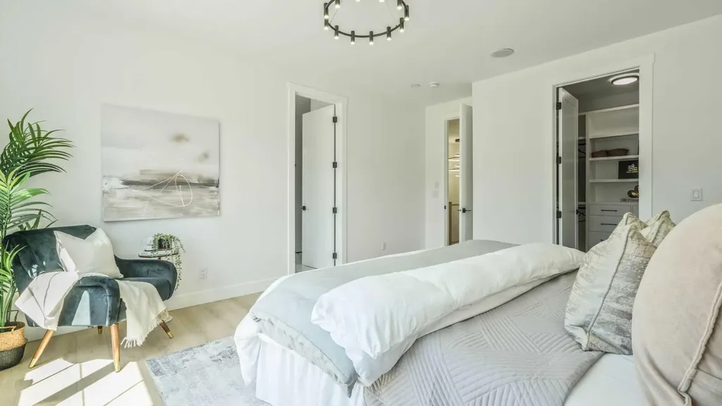 8926 34 Avenue Calgary AB T3B1S2