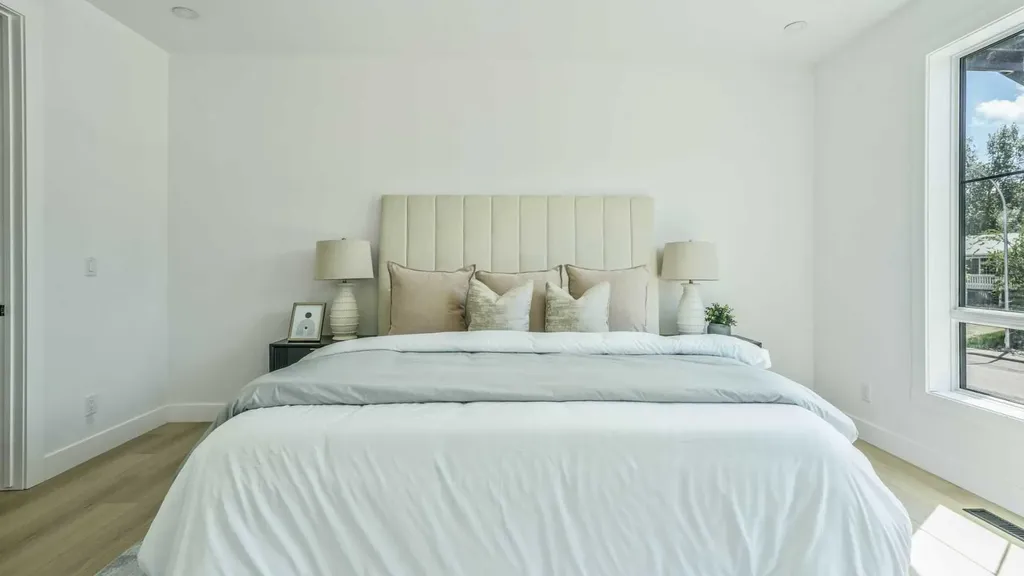 8926 34 Avenue Calgary AB T3B1S2