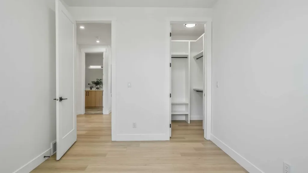 8926 34 Avenue Calgary AB T3B1S2