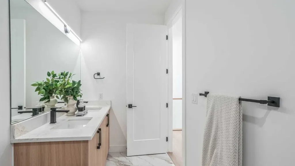 8926 34 Avenue Calgary AB T3B1S2