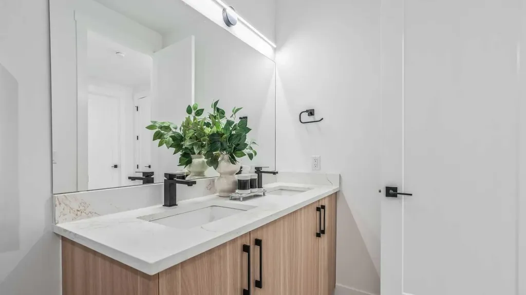 8926 34 Avenue Calgary AB T3B1S2