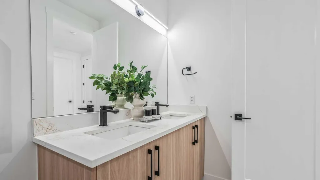 8926 34 Avenue Calgary AB T3B1S2