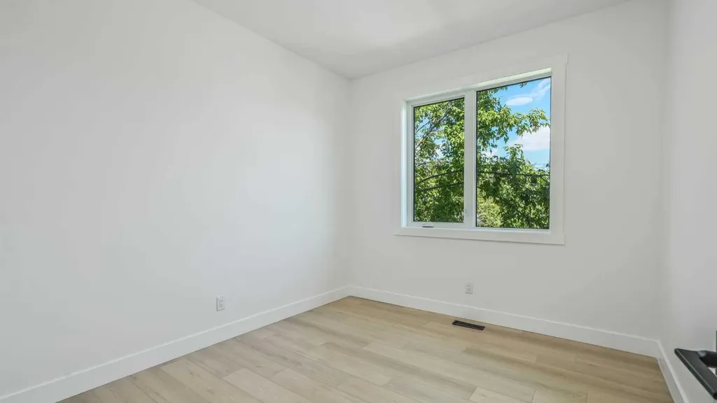 8926 34 Avenue Calgary AB T3B1S2