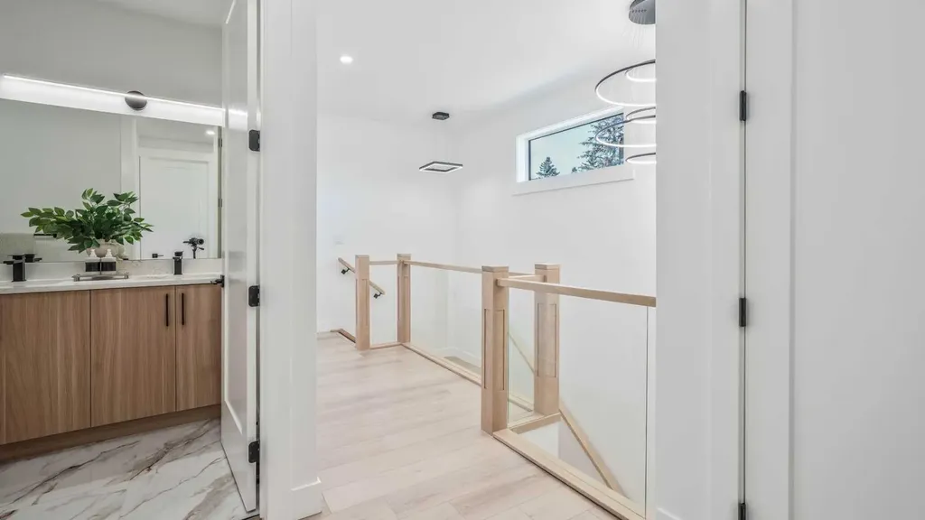 8926 34 Avenue Calgary AB T3B1S2
