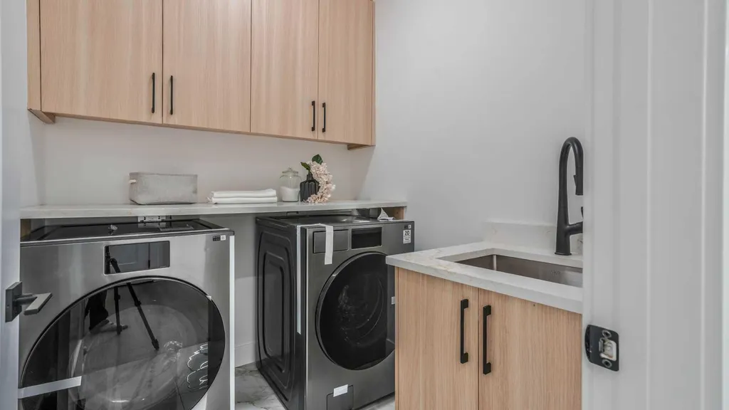 8926 34 Avenue Calgary AB T3B1S2