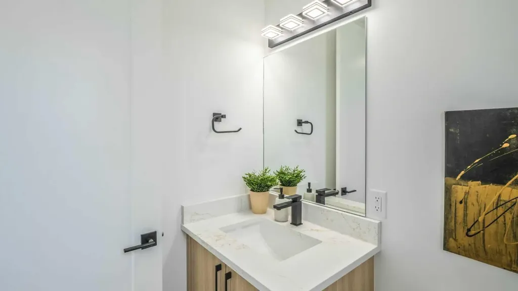 8926 34 Avenue Calgary AB T3B1S2