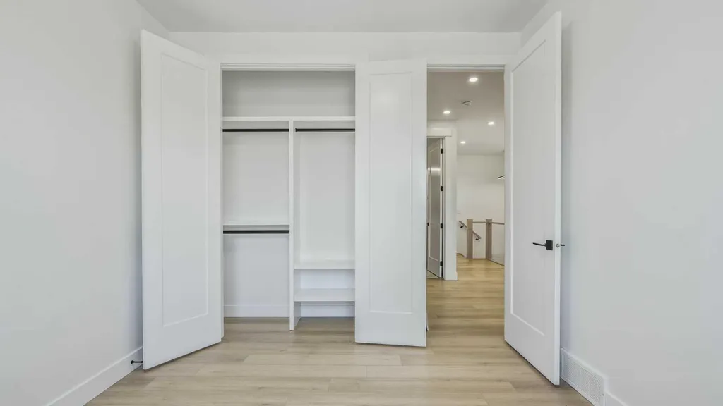 8926 34 Avenue Calgary AB T3B1S2