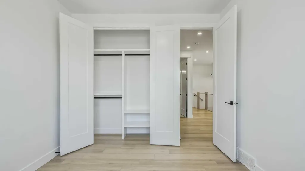 8926 34 Avenue Calgary AB T3B1S2