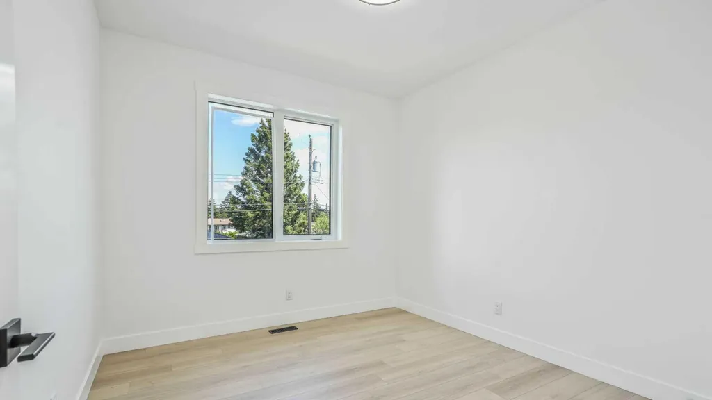 8926 34 Avenue Calgary AB T3B1S2