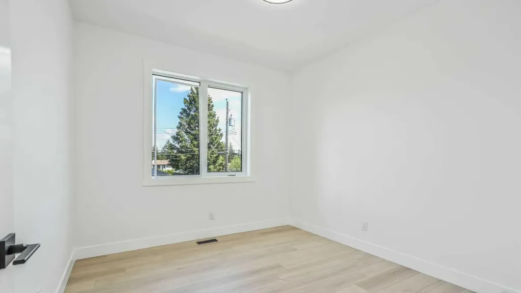 8926 34 Avenue Calgary AB T3B1S2
