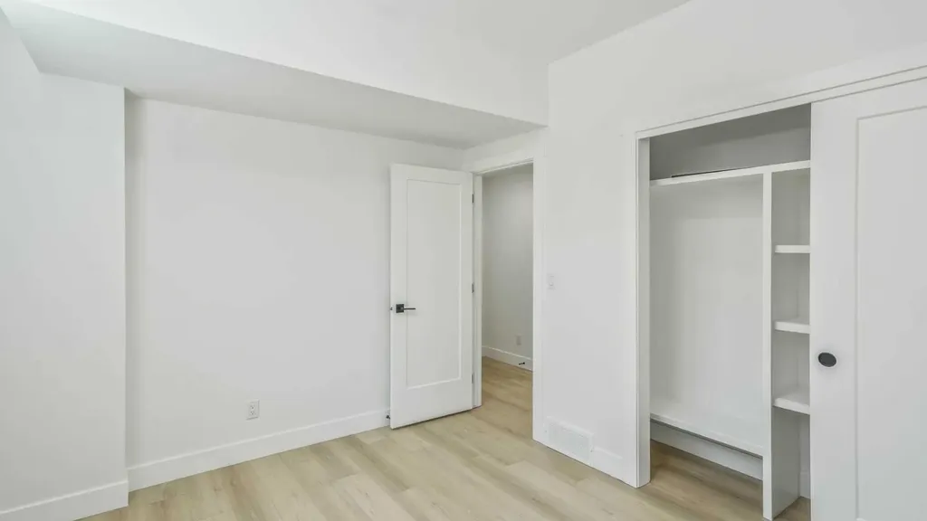 8926 34 Avenue Calgary AB T3B1S2
