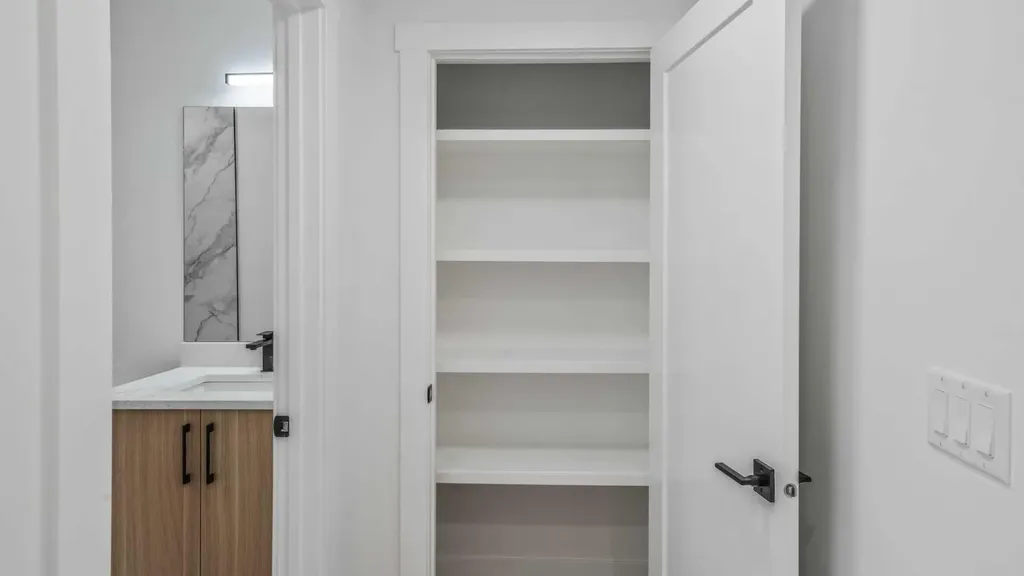 8926 34 Avenue Calgary AB T3B1S2