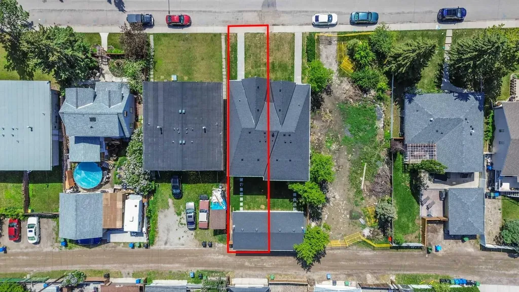 8926 34 Avenue Calgary AB T3B1S2