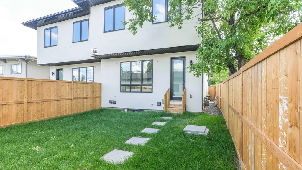8926 34 Avenue Calgary AB T3B1S2