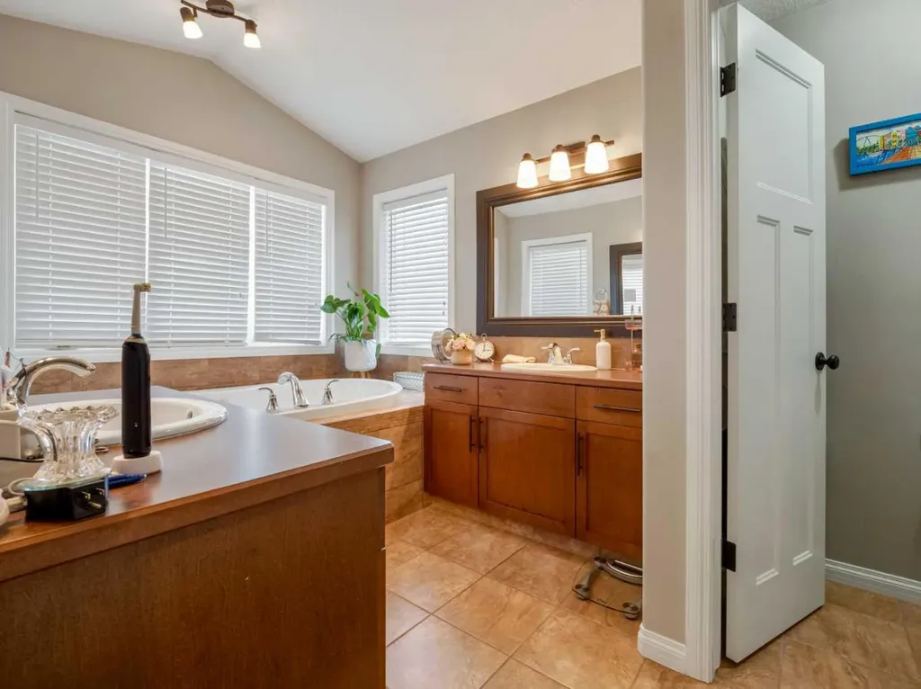 1656 Coalbanks Boulevard W Lethbridge AB T1J 2X4