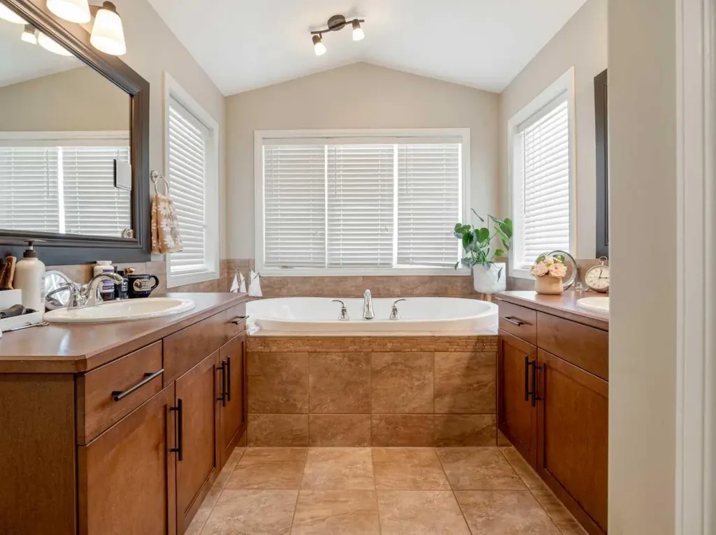 1656 Coalbanks Boulevard W Lethbridge AB T1J 2X4