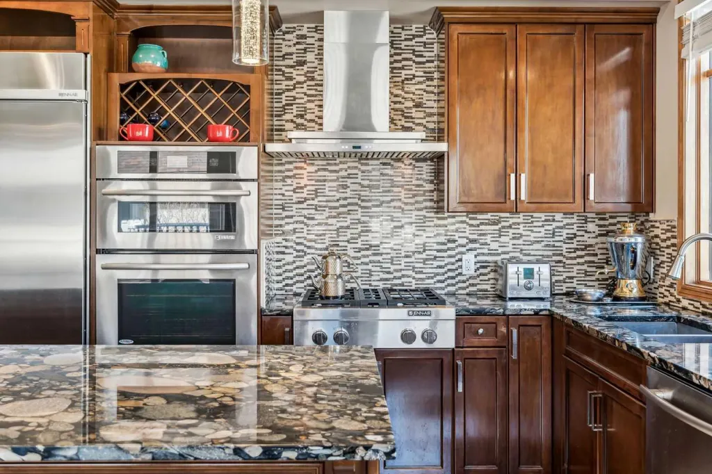 4538 Montgomery Avenue NW Calgary AB T3B 0K9