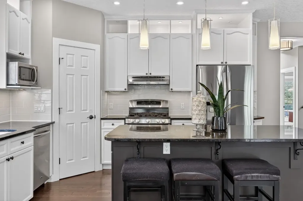 46 Simcrest Manor SW Calgary AB T3H4K2