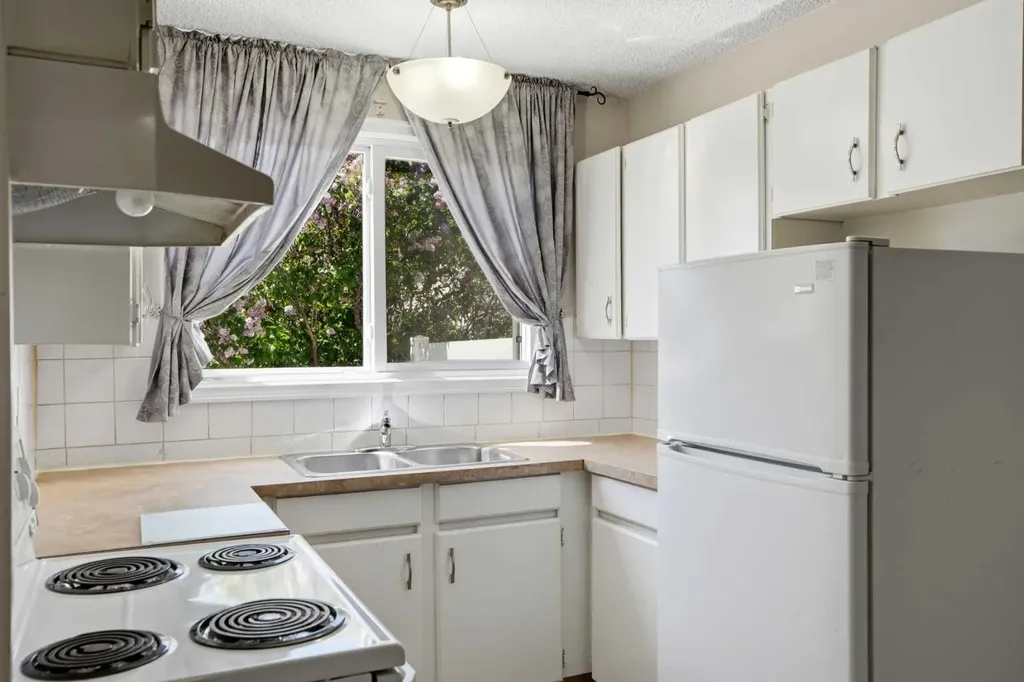 740 Bracewood Drive SW Calgary AB T2W 3N3
