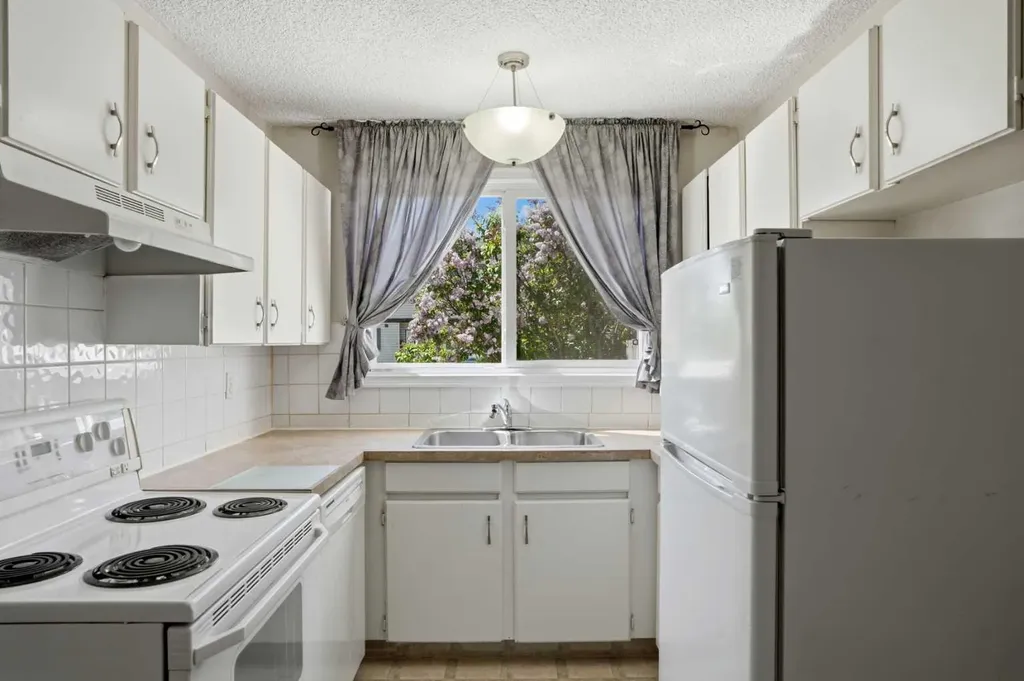 740 Bracewood Drive SW Calgary AB T2W 3N3