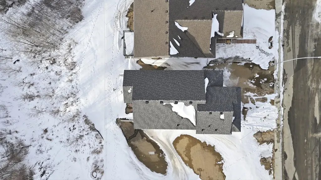 8 Henner's Place Lacombe AB T4L 1Y9
