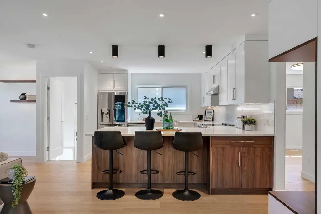 10704 Oakfield Drive SW Calgary AB T2W 2C9