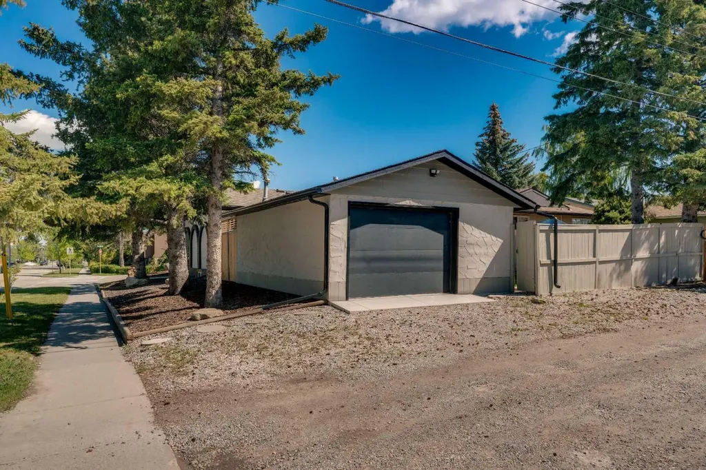 10704 Oakfield Drive SW Calgary AB T2W 2C9