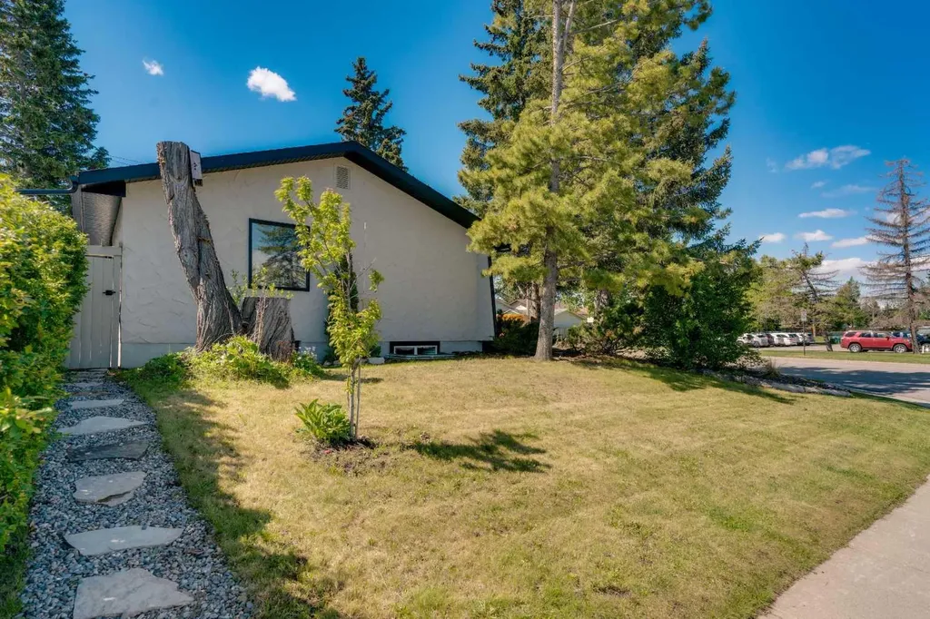 10704 Oakfield Drive SW Calgary AB T2W 2C9