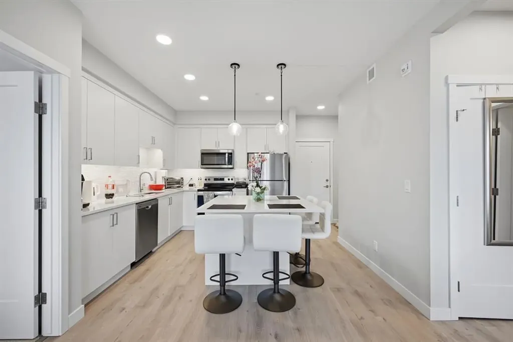 660 Shawnee Square SW Calgary AB T2Y2N6