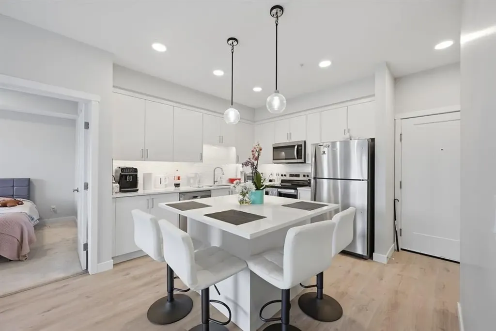 660 Shawnee Square SW Calgary AB T2Y2N6