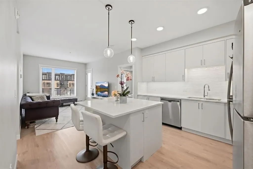 660 Shawnee Square SW Calgary AB T2Y2N6