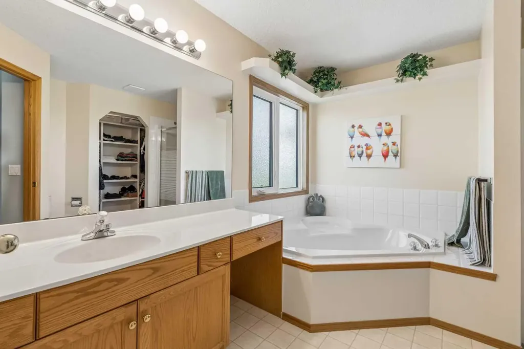 132 Hidden Ranch Crescent NW Calgary AB T3A 5W3