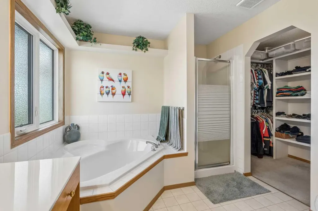 132 Hidden Ranch Crescent NW Calgary AB T3A 5W3