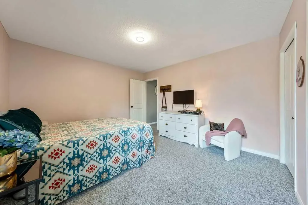 19 Drake Landing Way Okotoks AB T1S 0B9