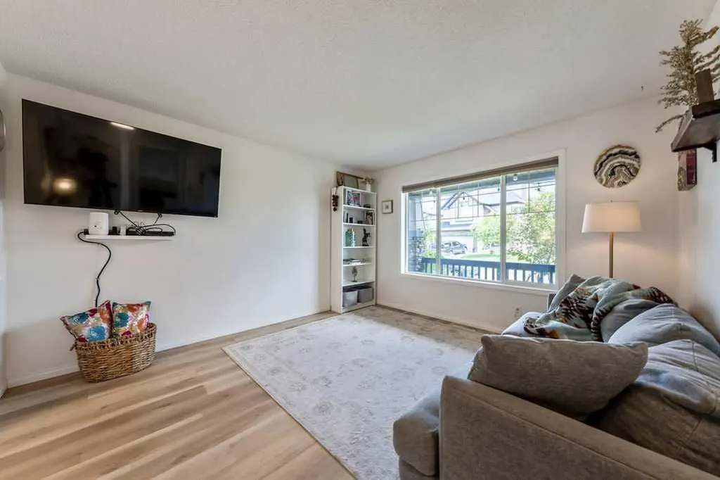 19 Drake Landing Way Okotoks AB T1S 0B9