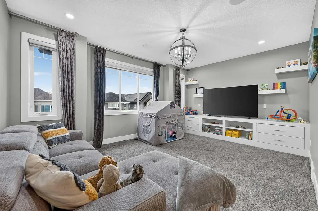 36 Rockyvale Green NW Calgary AB T3G 0E3