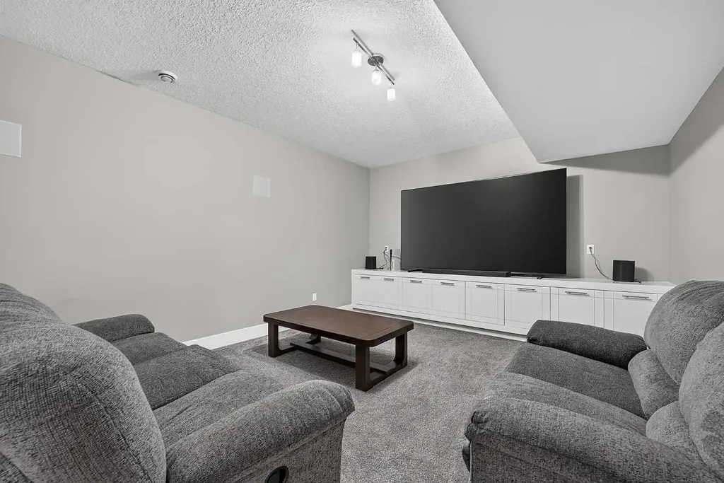 36 Rockyvale Green NW Calgary AB T3G 0E3