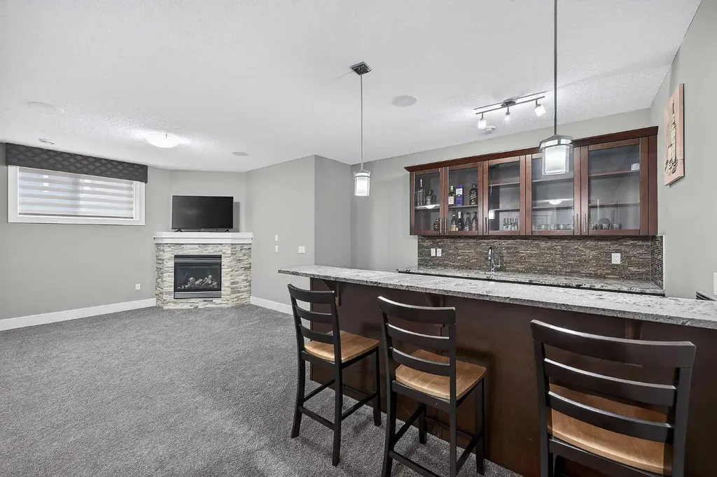 36 Rockyvale Green NW Calgary AB T3G 0E3