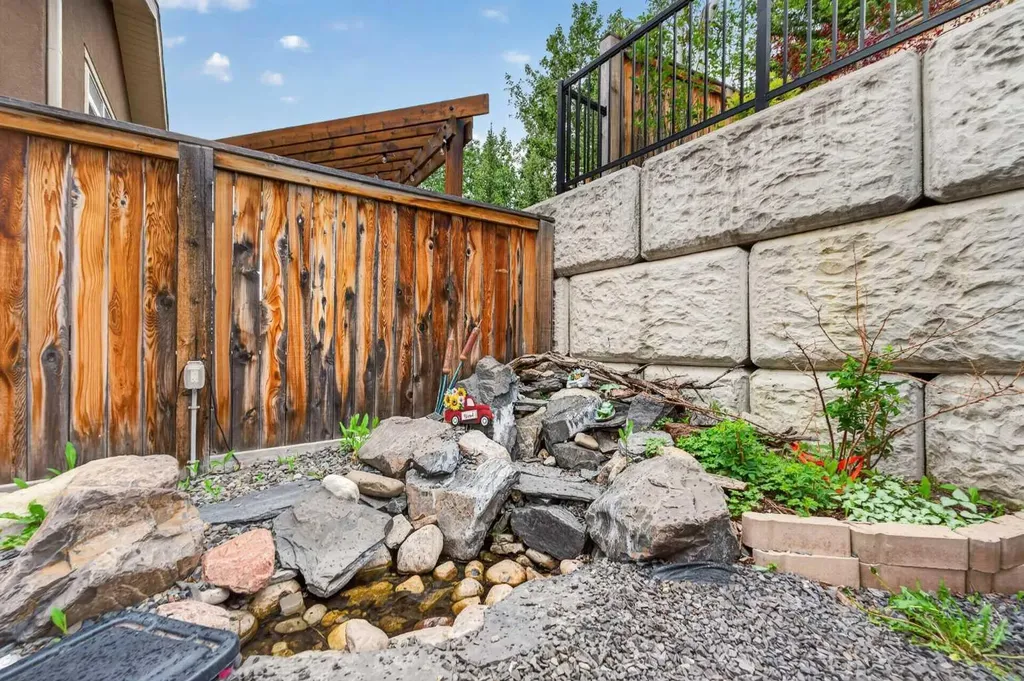 36 Rockyvale Green NW Calgary AB T3G 0E3