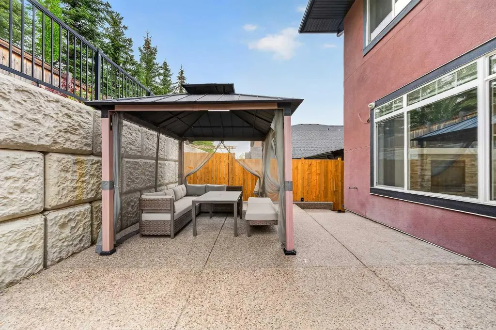 36 Rockyvale Green NW Calgary AB T3G 0E3